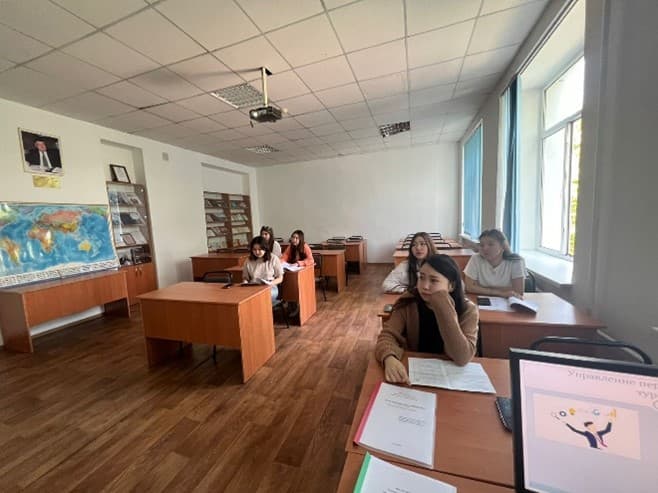 «Әлеуметтік жұмыс және туризм» кафедрасының аға оқытушысы М.А. Муслимбекованың «Туризм саласындағы персоналды басқару» тақырыбындағы семинары