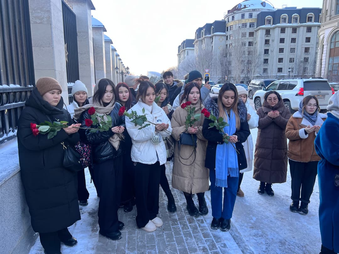 Студенты Esil University возложили цветы к зданию посольства Азербайджана в память о погибших