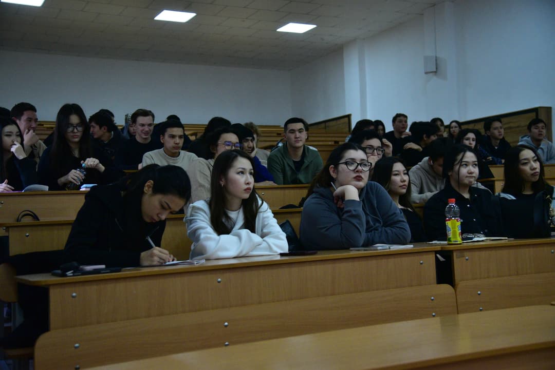 Esil University студенттерінің «Астана Клиник» өкілдерімен кездесуі