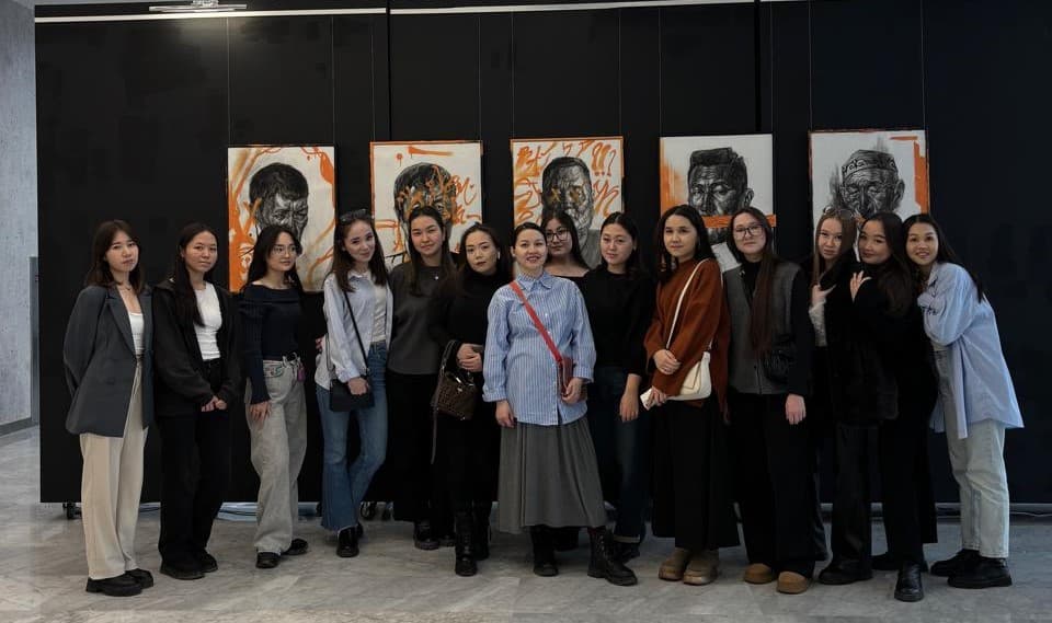 Студенттер Kulanshi Art Space-тегі «ANAU MYNAU» көрмесінде