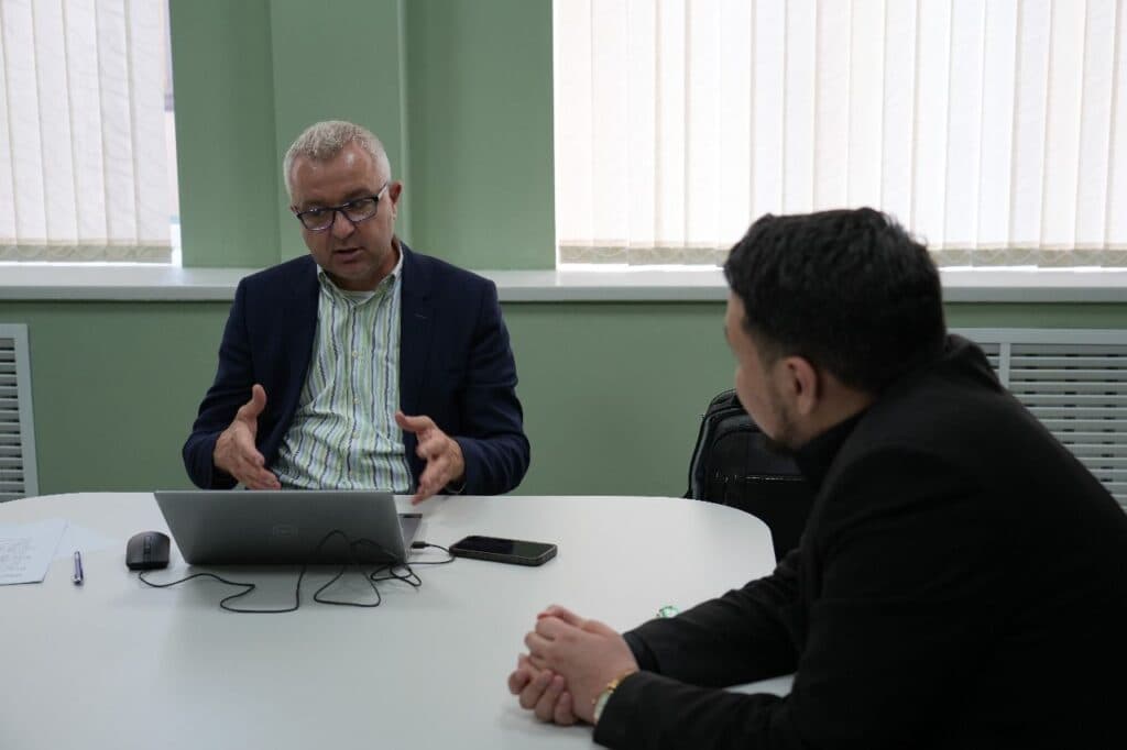 Esil University-де Венгриядан шақырылған профессордың дәрістері