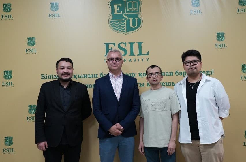Esil University-де Венгриядан шақырылған профессордың дәрістері