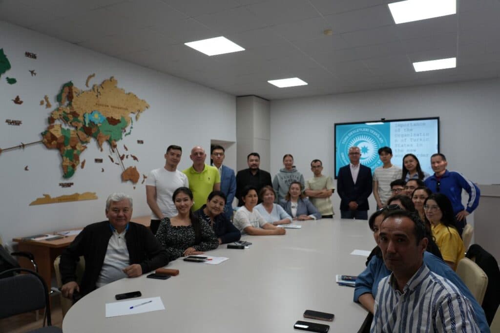 Esil University-де Венгриядан шақырылған профессордың дәрістері