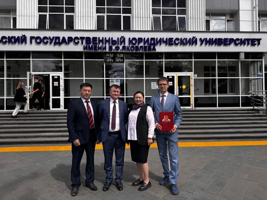 Esil University 在欧亚大会框架下与乌拉尔国立法律大学签署谅解备忘录