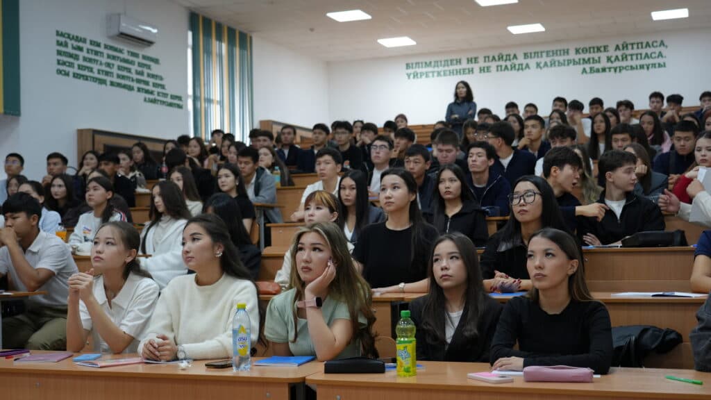 Esil University қызметкерлері мен студенттері Мемлекет басшысының Жолдауын тікелей эфирде тыңдады