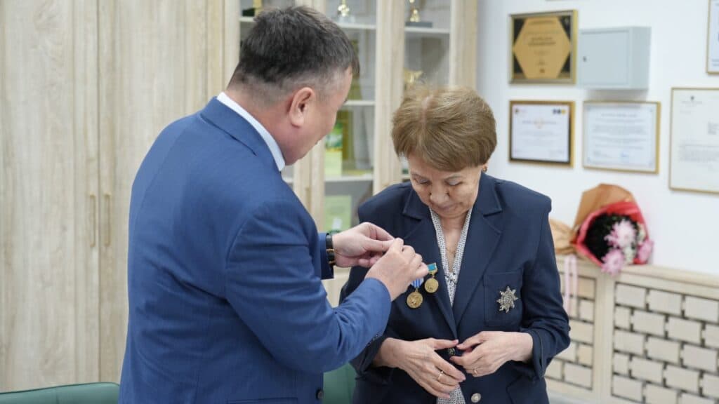 Esil University Professor Alma Galieva Received an Award for Her Contribution to the Development of Science