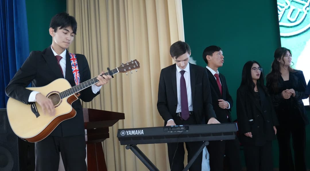 Esil University оқытушыларын концертпен және марапаттаулармен құттықтады
