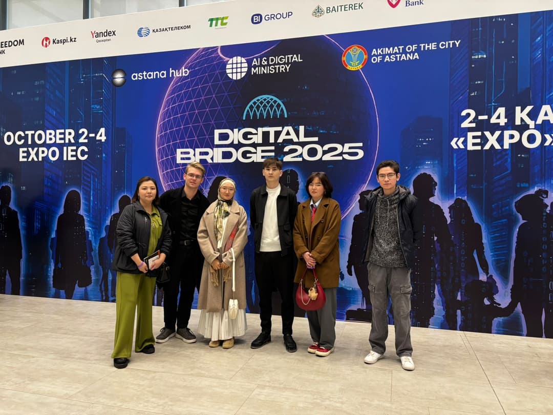 «Әлемдік экономика» студенттері Digital Bridge 2025 көрмесіне барды