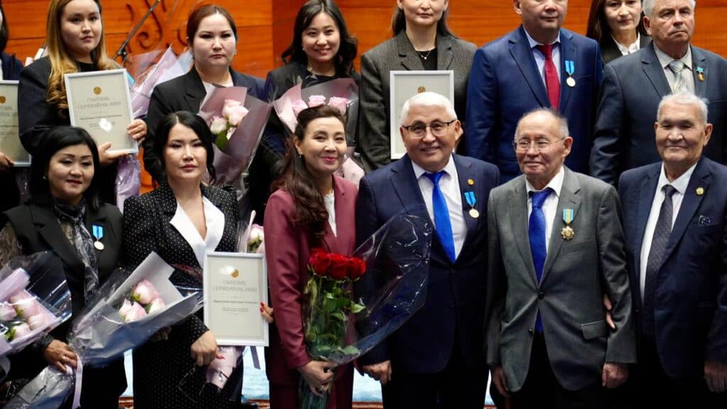 Esil University профессоры Алпысбай Жүсіпов «Ерен еңбегі үшін» медалімен марапатталды