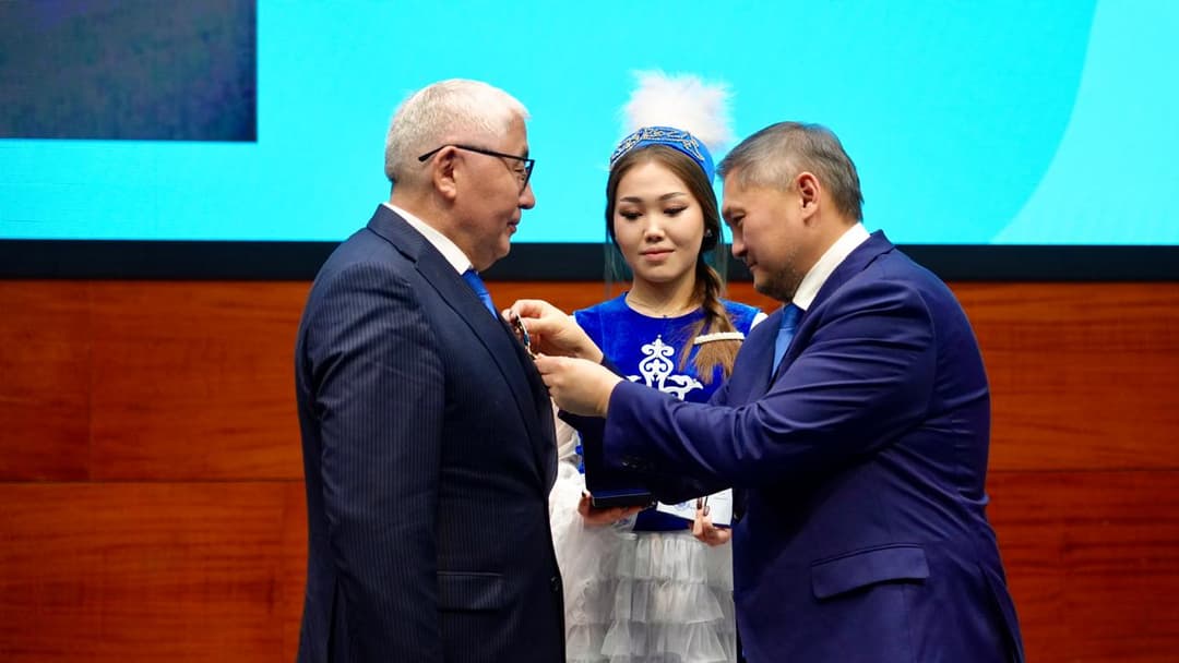 Esil University профессоры Алпысбай Жүсіпов «Ерен еңбегі үшін» медалімен марапатталды