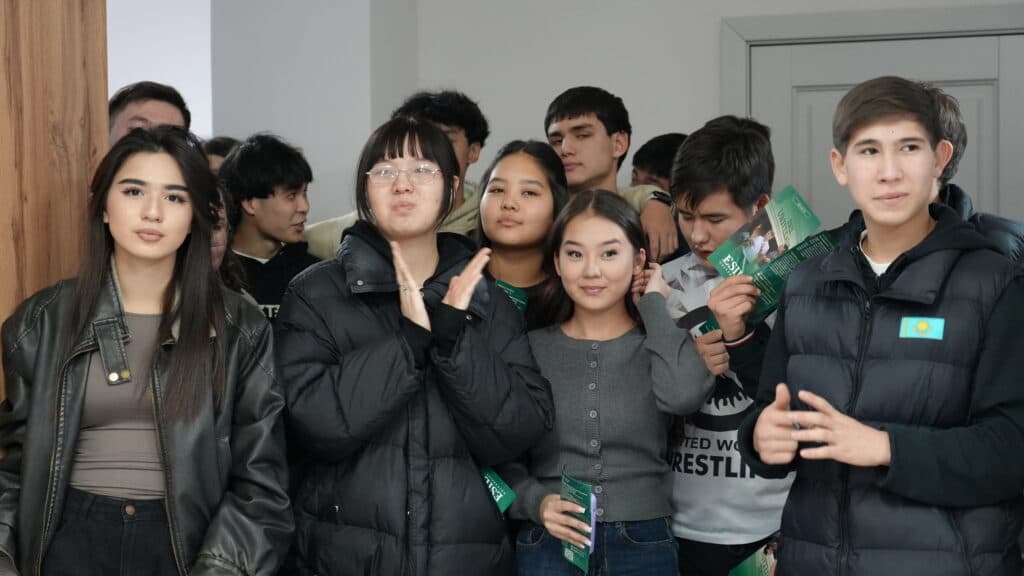 卡拉干达市中学生到访 Esil University