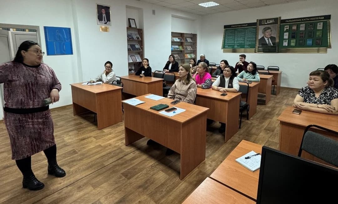 Деканаттың кураторлармен кездесуі: тәрбие жұмысы мен қысқы сессияға дайындықты талқылау