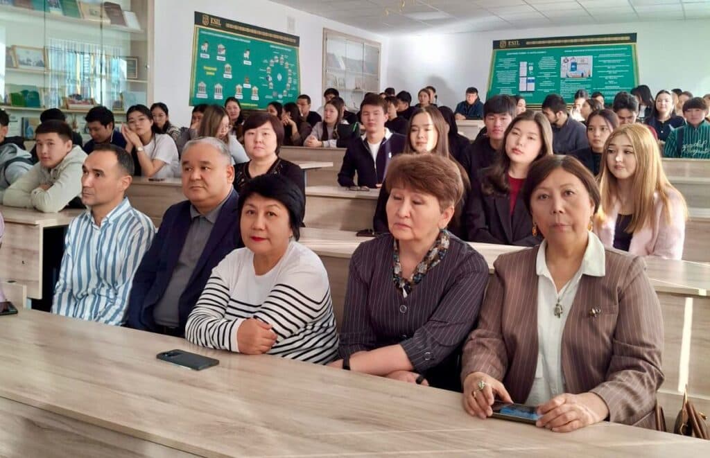与执法机关学院代表的会面