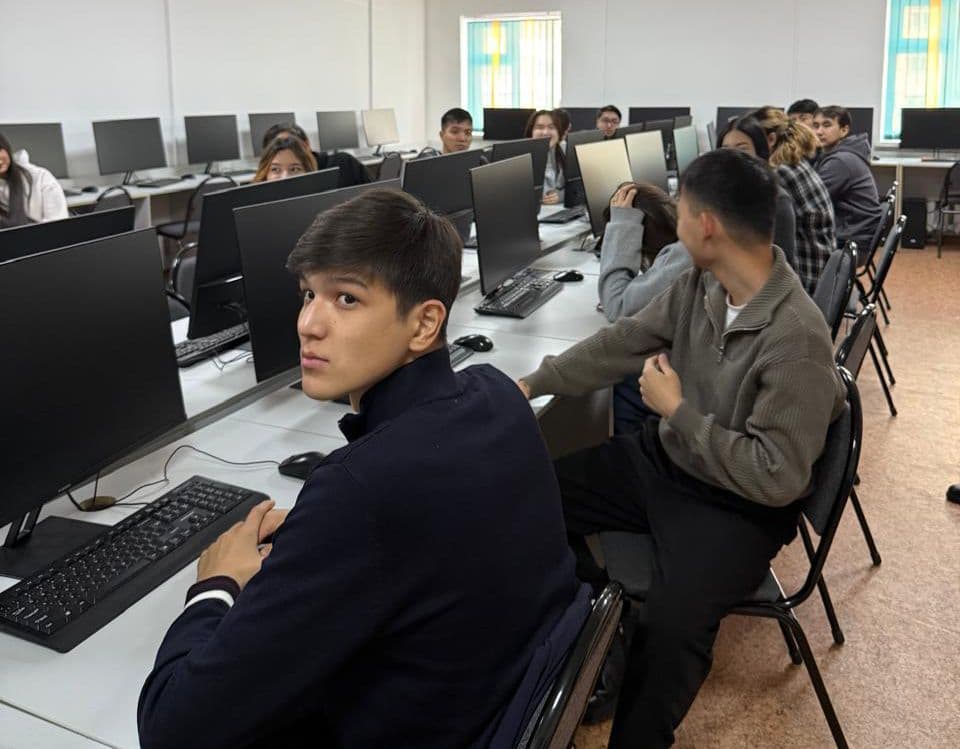 «Студенттер арасындағы есірткі: аңыздар мен шындық» тақырыбында кураторлық сағат өтті