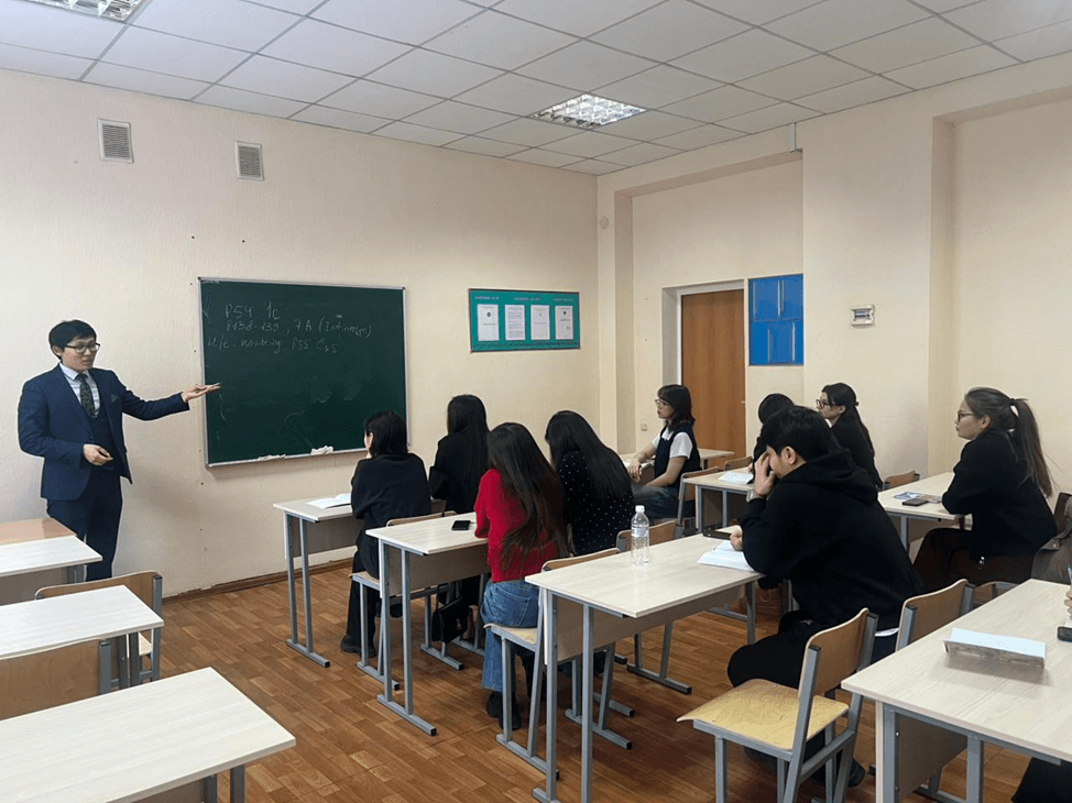 Борьба с зависимостями — залог светлого будущего: в Esil University прошел знаковый кураторский час