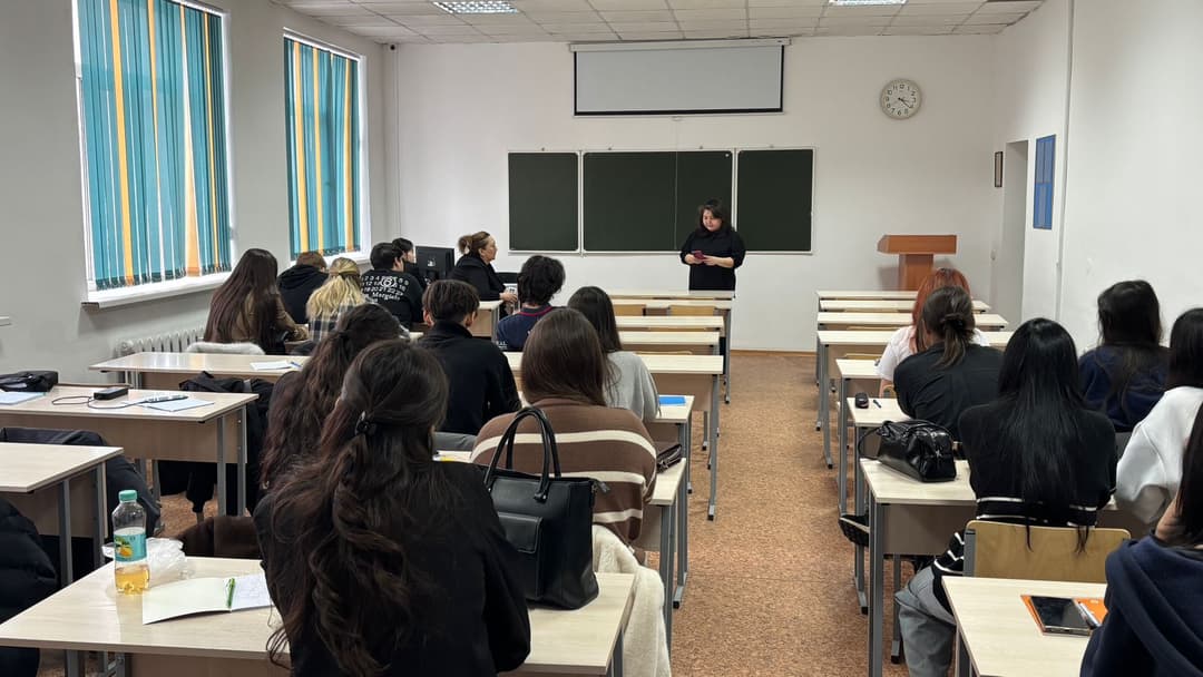 Куратор құқықтық сауаттылық пен әйелдерді қорғау бойынша сағат өткізді