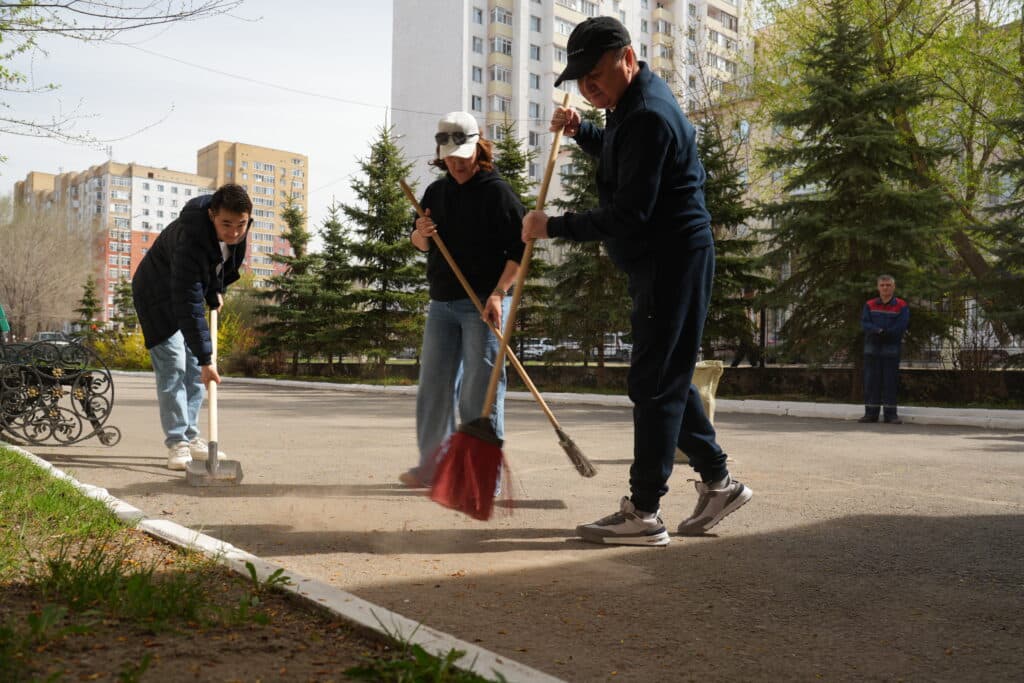 Esil University жалпықалалық сенбілікке қатысты