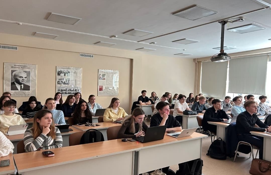 Профессор Esil University провела лекцию в Финансовом университете Москвы