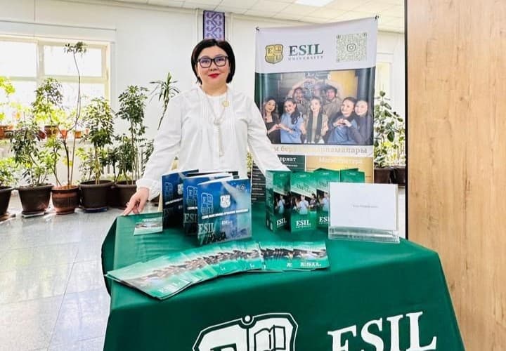Esil University 教师为考生举办职业指导见面会