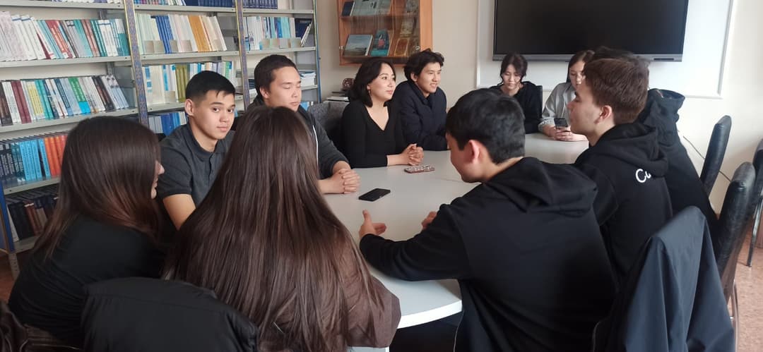 В Esil University состоялся кураторский час ко Дню Победы