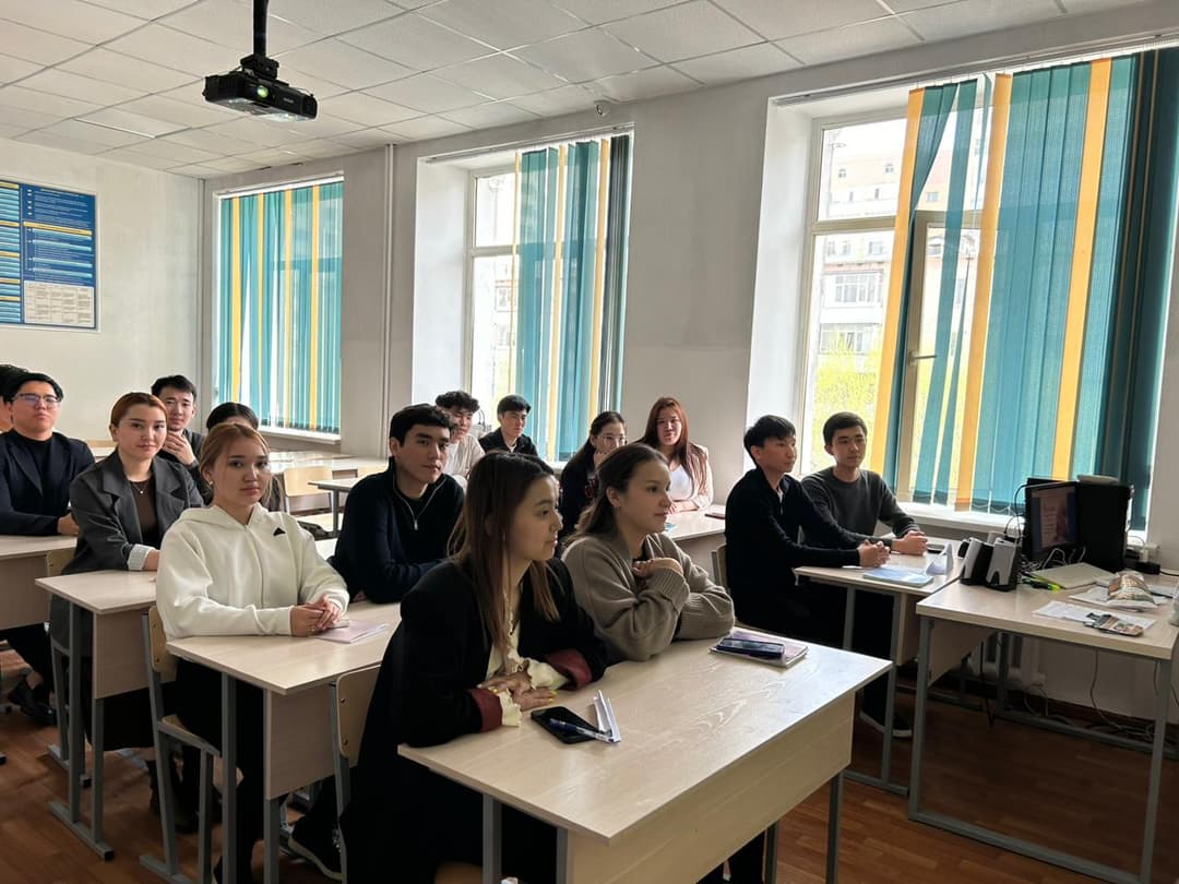 В Esil University состоялся кураторский час ко Дню Победы в группе Б-Қаржы 24/1Қ