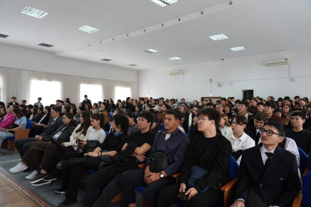 Первокурсники Esil University познакомились с факультетами и организацией учебного процесса