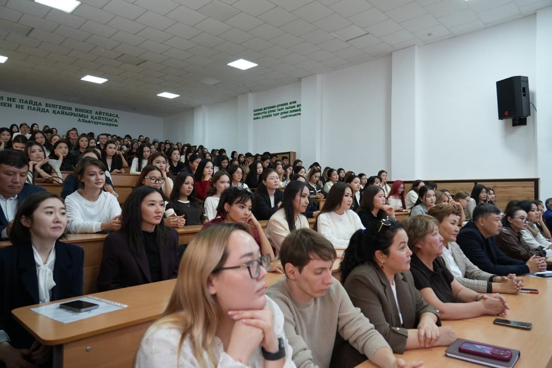 Первокурсники Esil University познакомились с факультетами и организацией учебного процесса