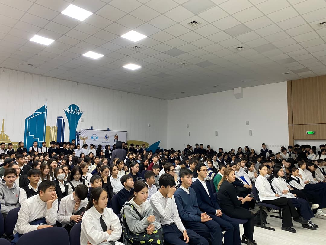 Esil University мектептерде «Буллинг» тақырыбында дәріс өткізді