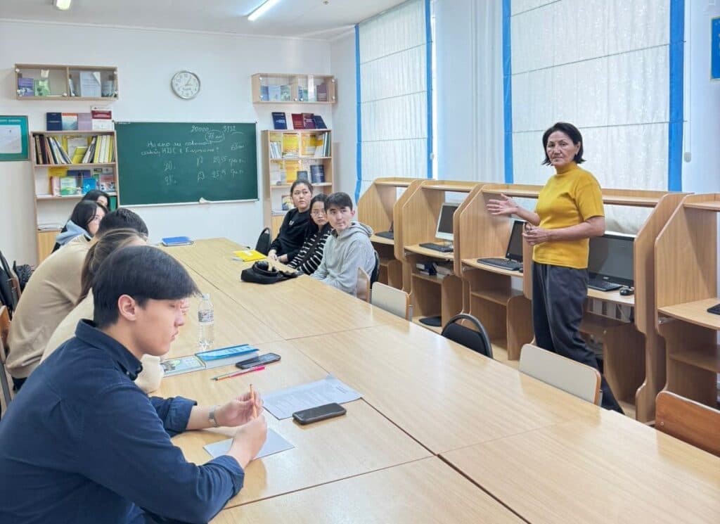 向 Esil University 学生介绍学术交流机会