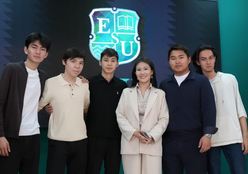 Esil University 关于热点话题的公开课