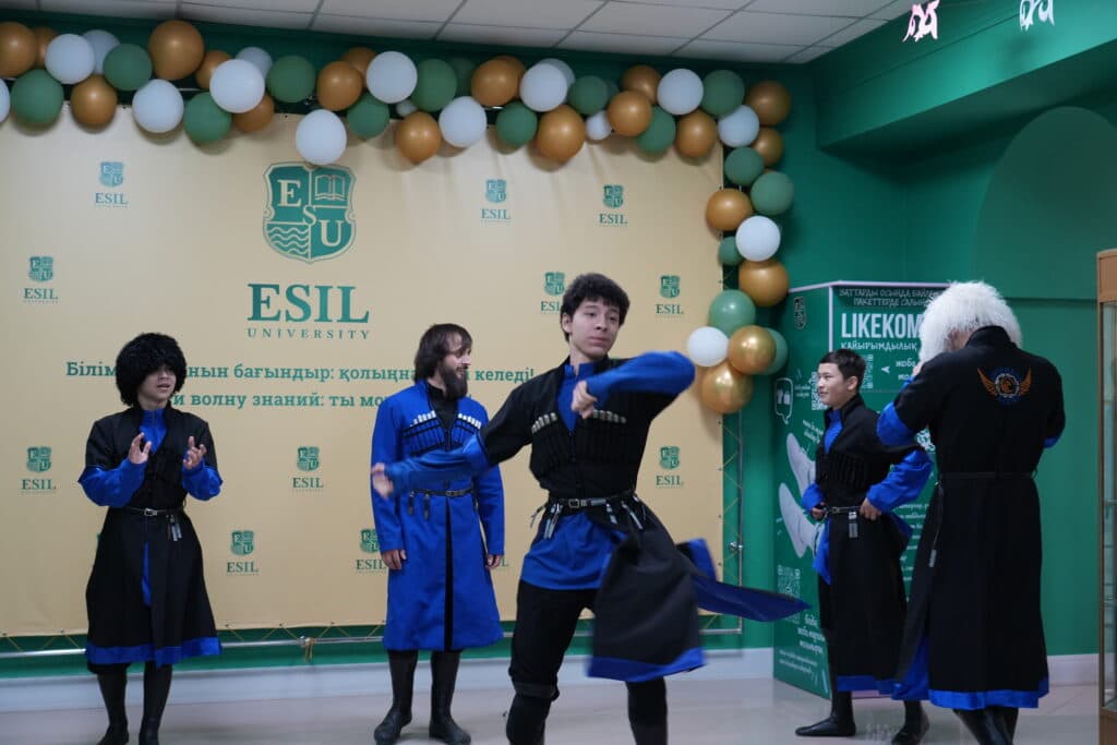 Esil University 学生以节庆活动庆祝哈萨克斯坦人民团结日