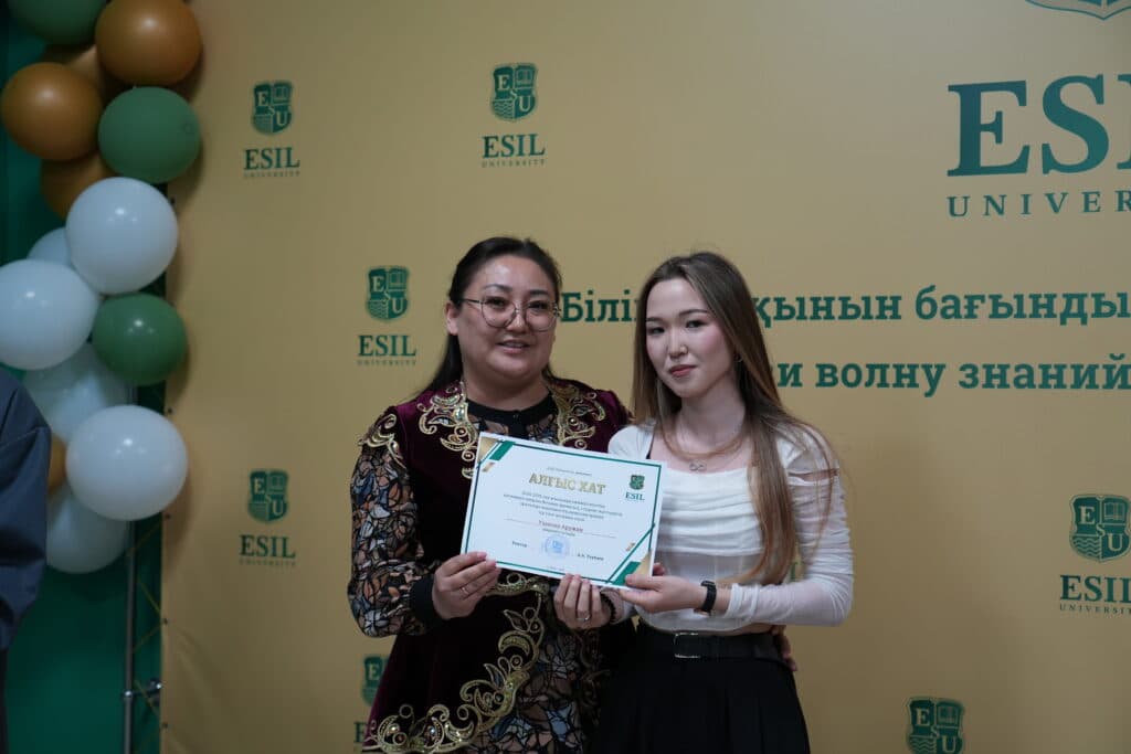 Esil University 学生以节庆活动庆祝哈萨克斯坦人民团结日