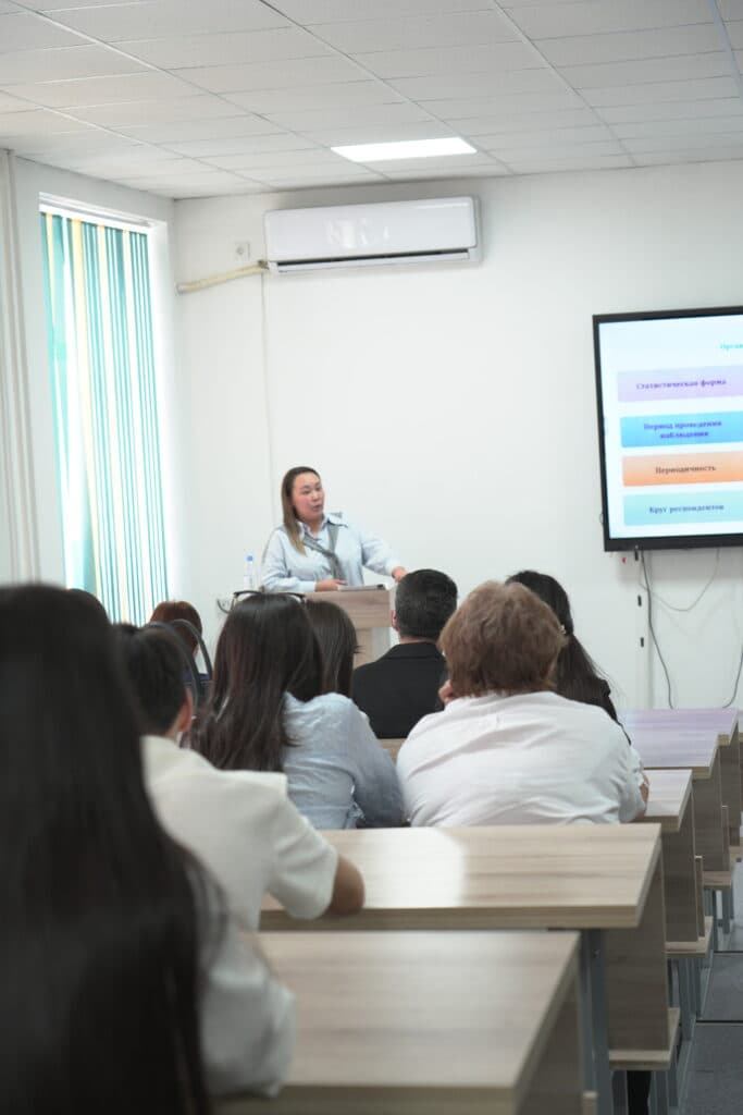 哈萨克斯坦国家统计局专家在 Esil University 的客座讲座