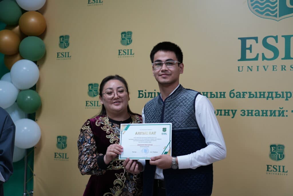 Esil University 学生以节庆活动庆祝哈萨克斯坦人民团结日