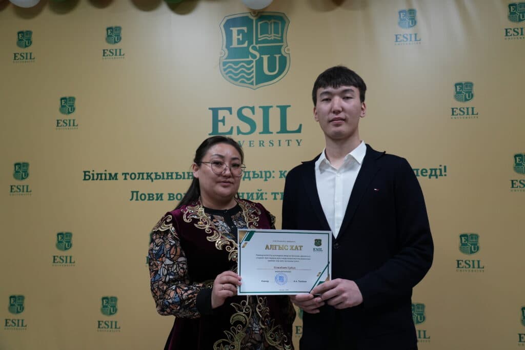 Esil University 学生以节庆活动庆祝哈萨克斯坦人民团结日