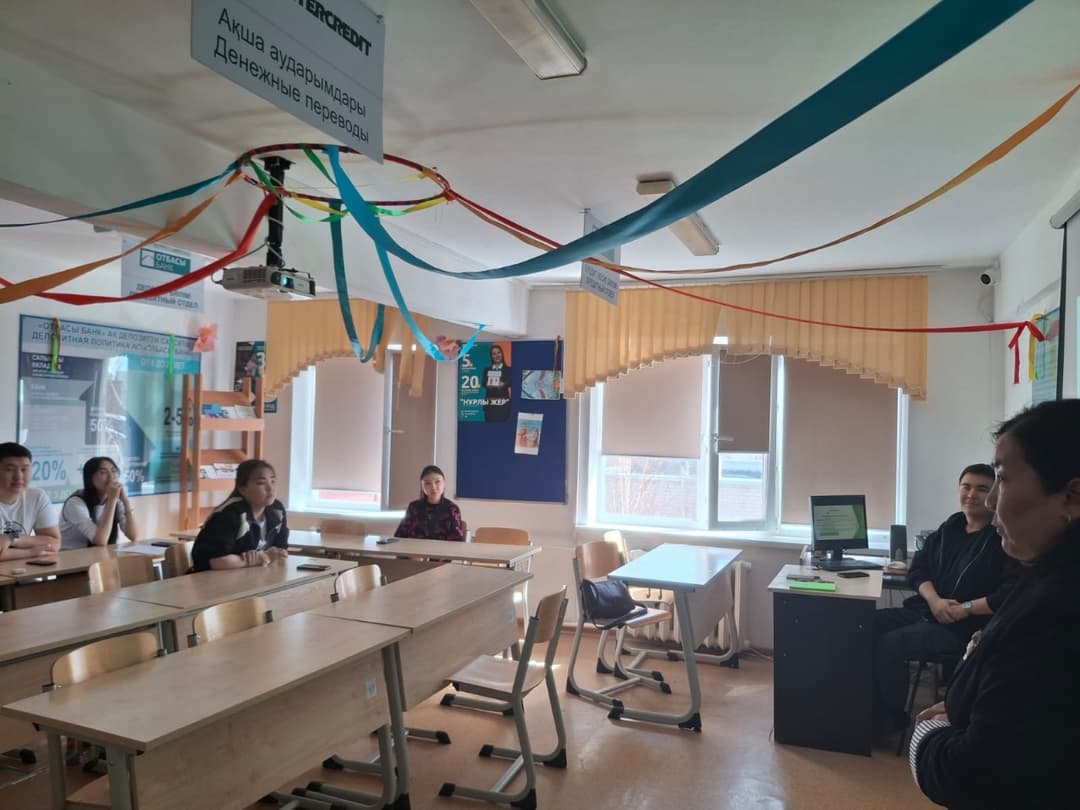 EsU профессоры А. Құсайынов атындағы ЕАГИ-де дәрістер курсын өткізді