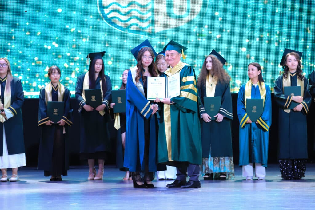 Esil University-дің бітіру кеші астаналық филармонияда өтті