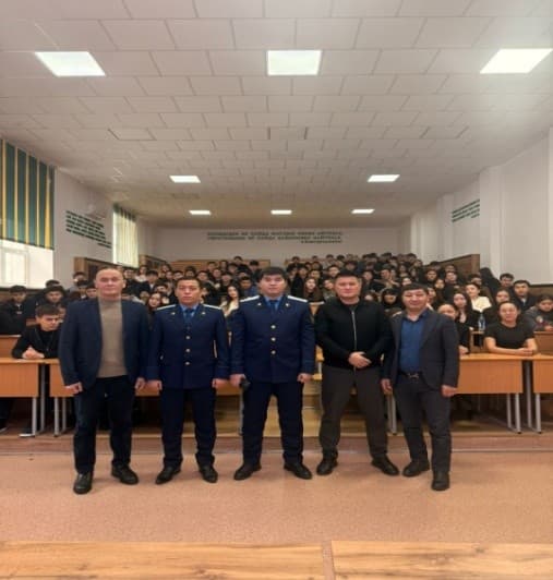 为学生举办关于预防跟踪骚扰与毒品犯罪的讲座