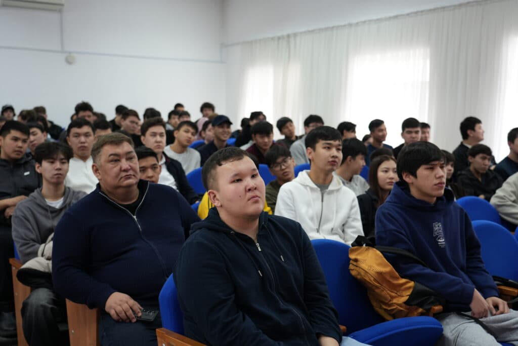 Esil University 举办关于报考军事教研室问题的会面