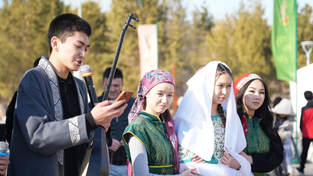 Esil University Ататүрік саябағында Наурызды атап өтті