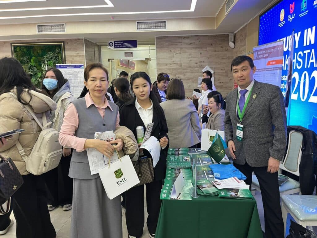 奇姆肯特举行的 Study in 教育展汇聚了中学毕业生……