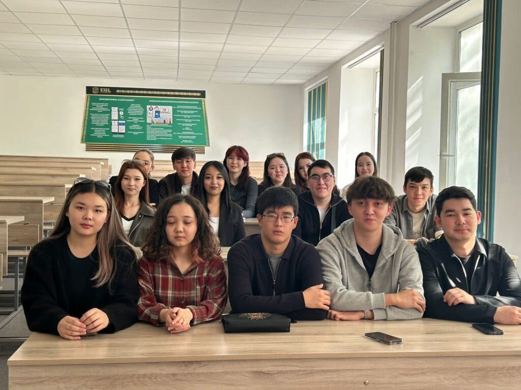 Жеңіс күніне арналған кураторлық сағат Б-Қаржы 25/1К тобының студенттеріне өтті