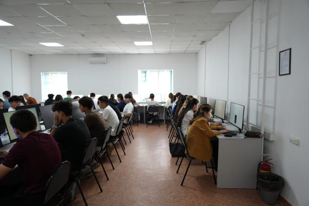 В Esil University прошёл день открытых дверей и награждение призёров олимпиады