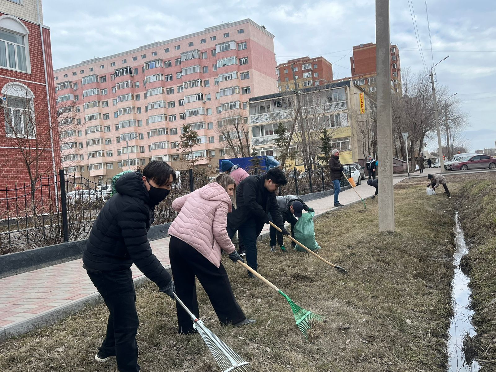 Студенты и преподаватели Esil University активно поддерживают акцию «Таза Қазақстан»