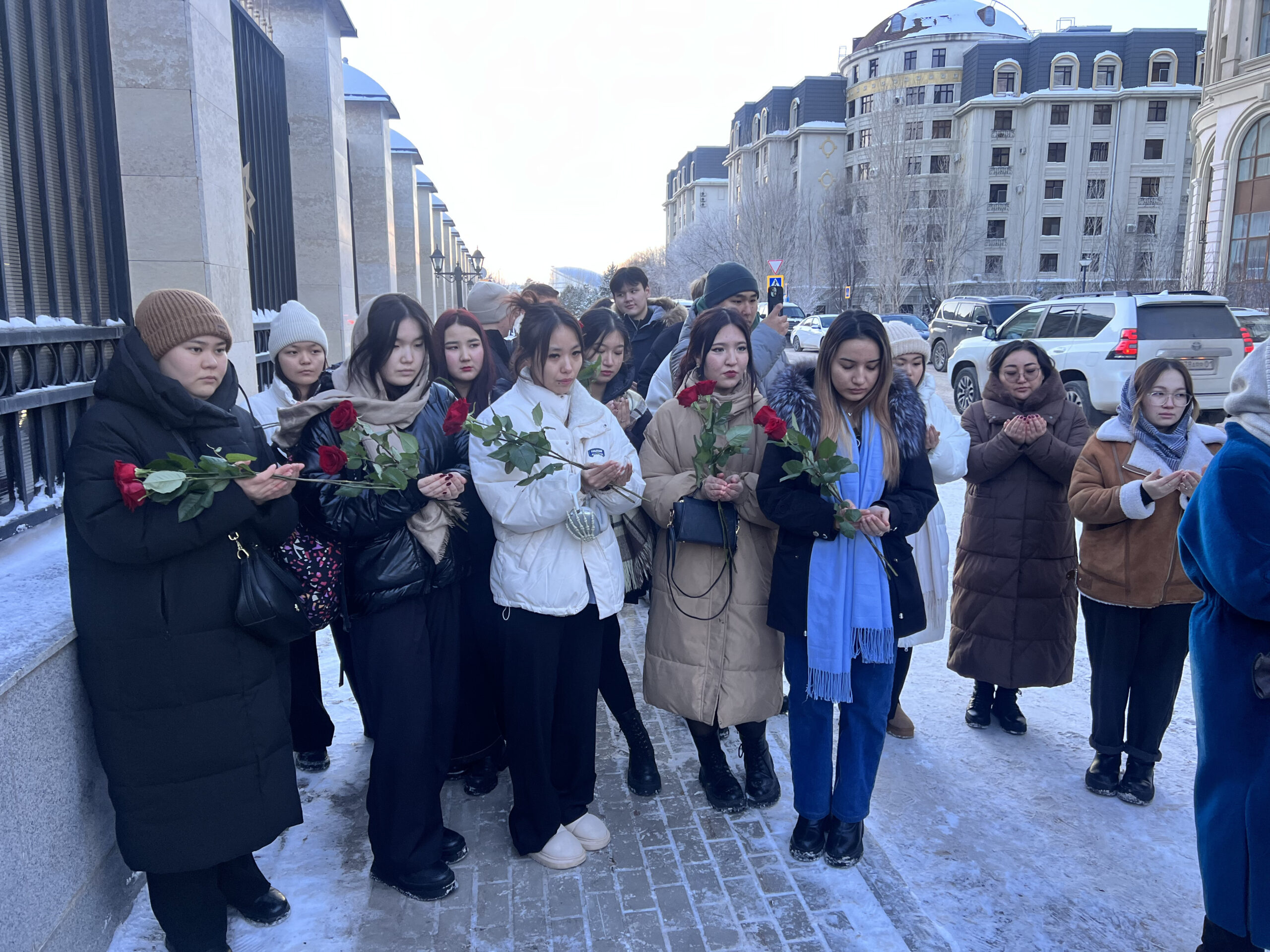 Студенты Esil University возложили цветы к зданию посольства Азербайджана в память о погибших