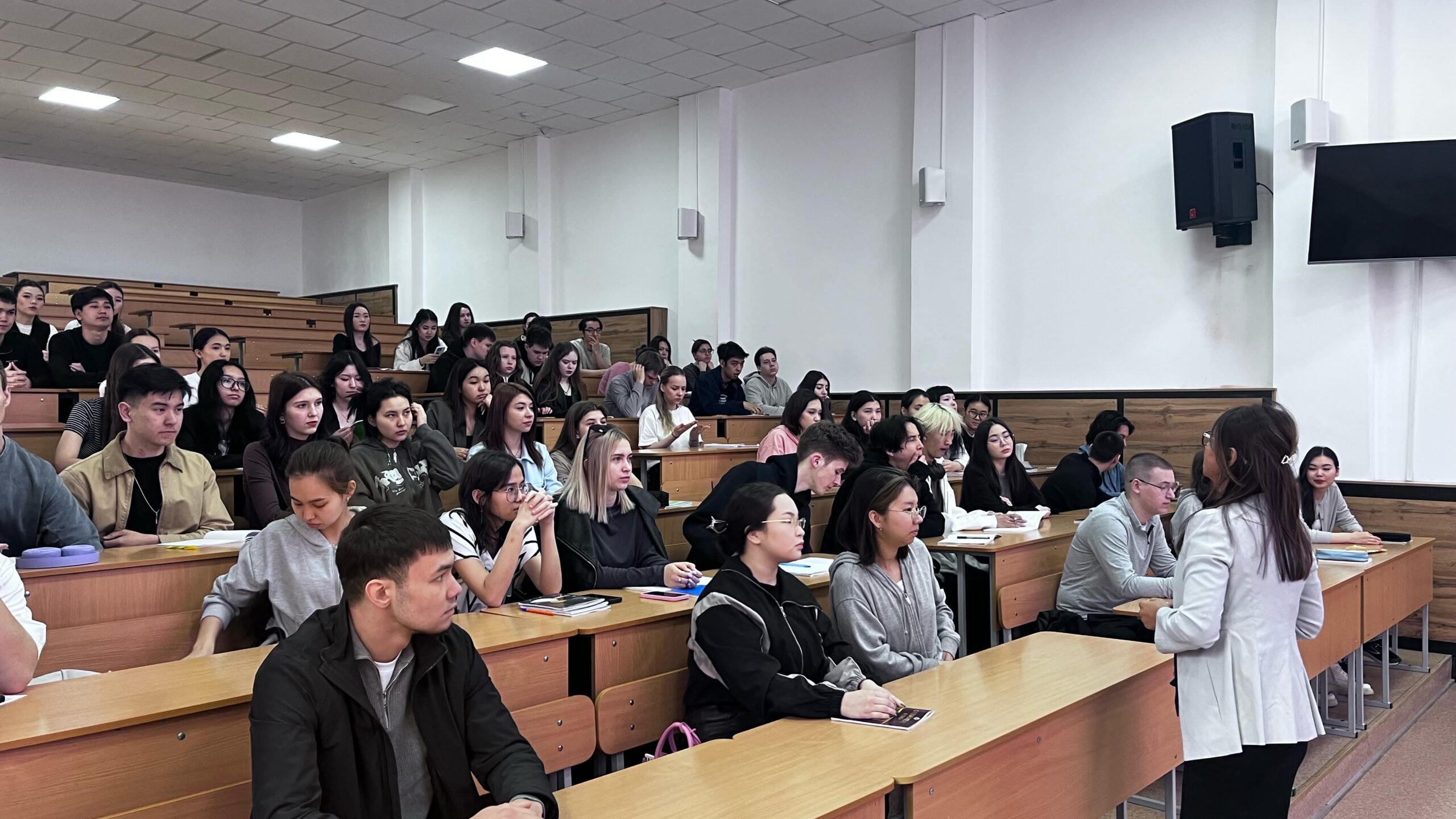 Преподаватель EsU провела лекцию на тему 180-летия Абая Кунанбаева