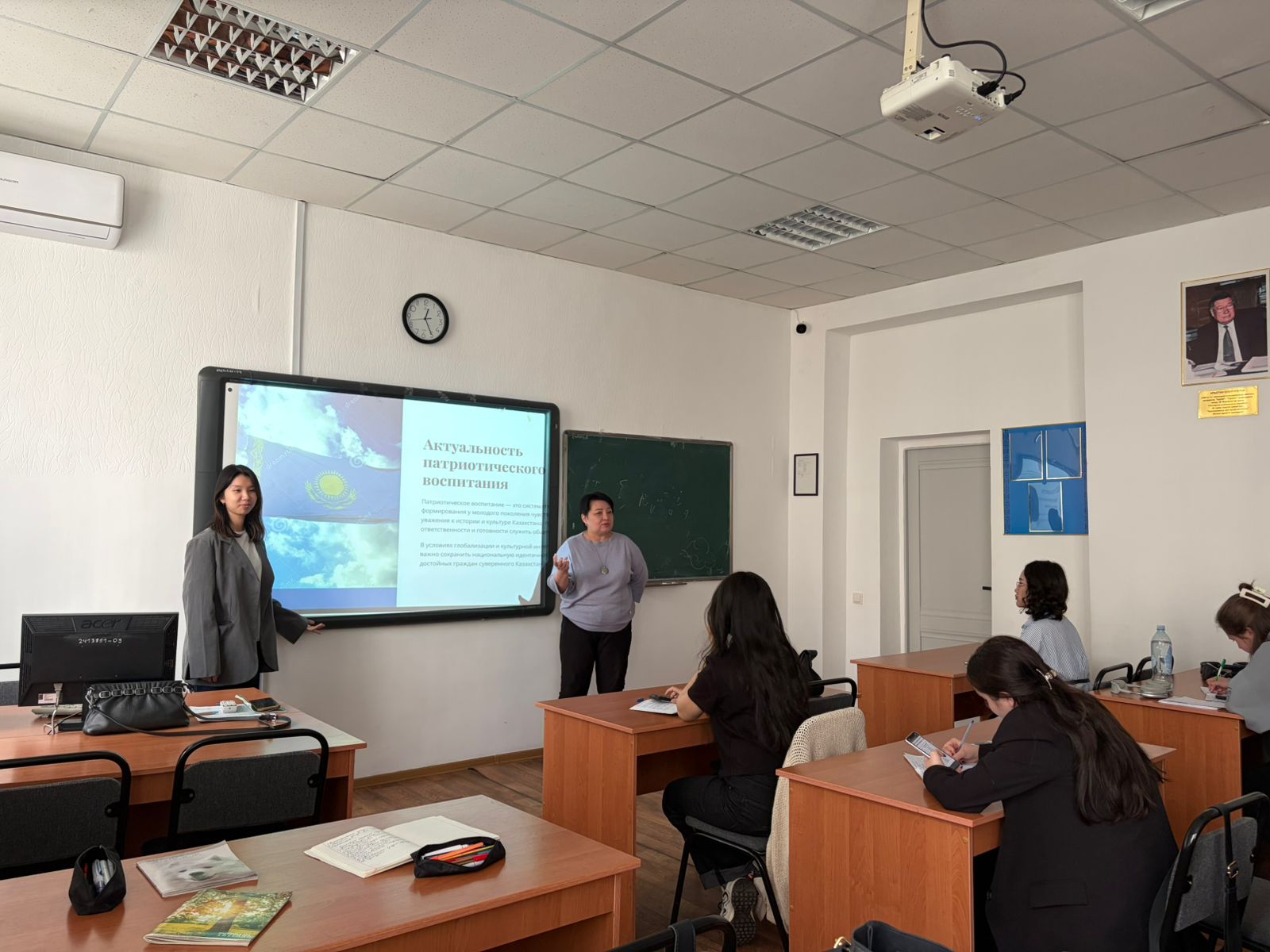 В Esil University провели кураторский час по патриотическому воспитанию студентов